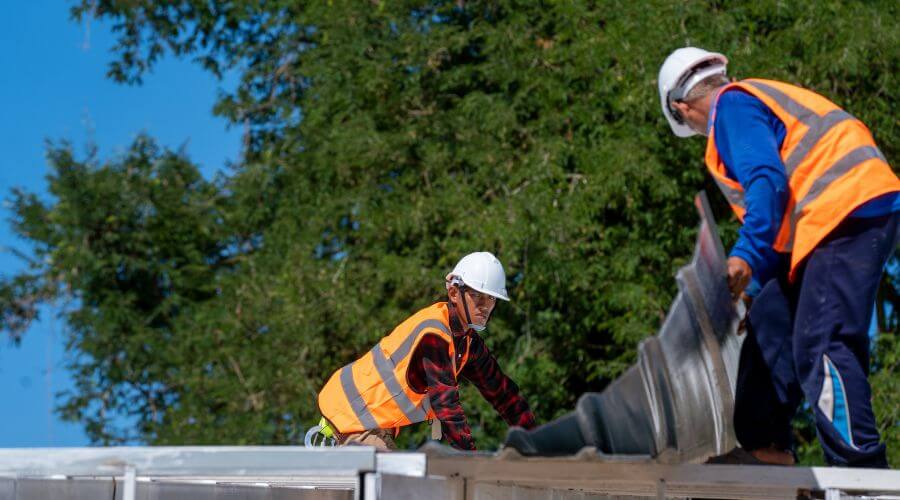 Professional gutter cleaning in Covington, IN